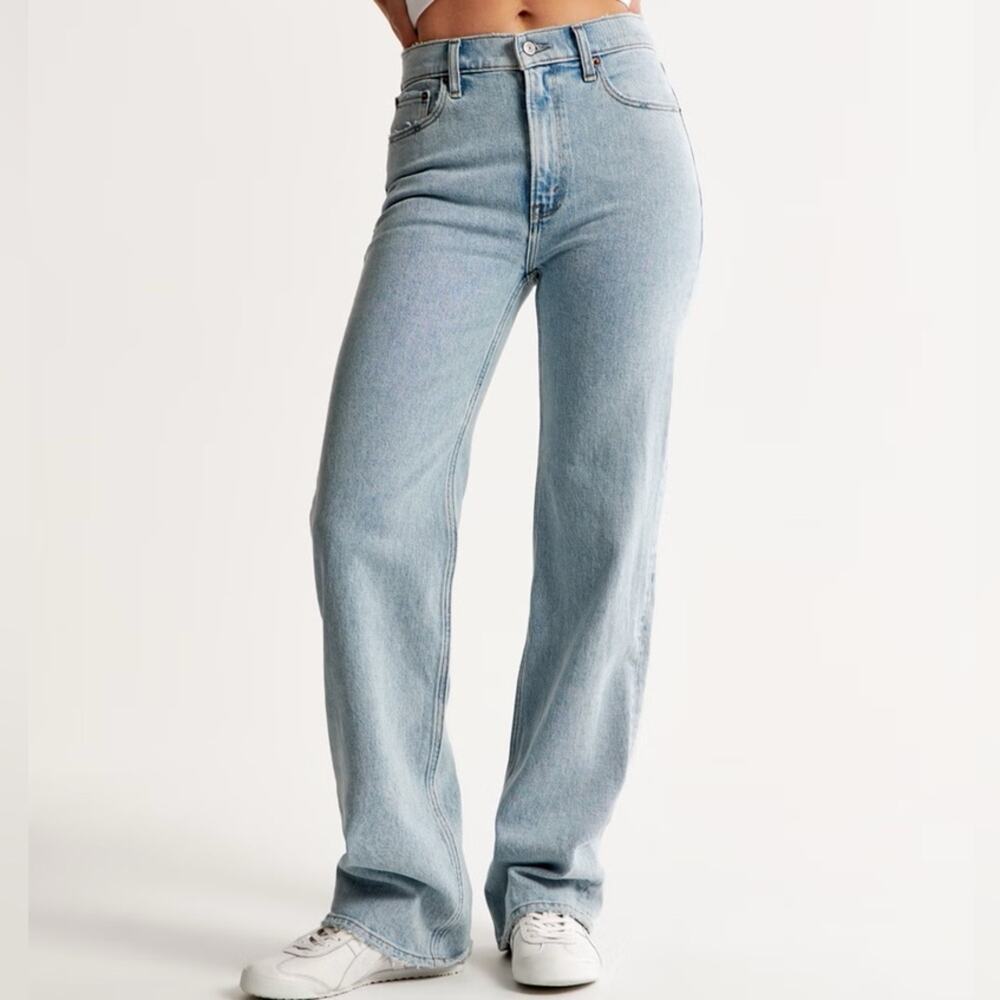 Abercrombie & Fitch 90s Relaxed High Rise CURVE LOVE Light Wash Denim Jeans
